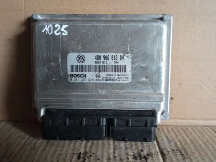 блок управления двигателем Audi A6 C5 4B0906018DH