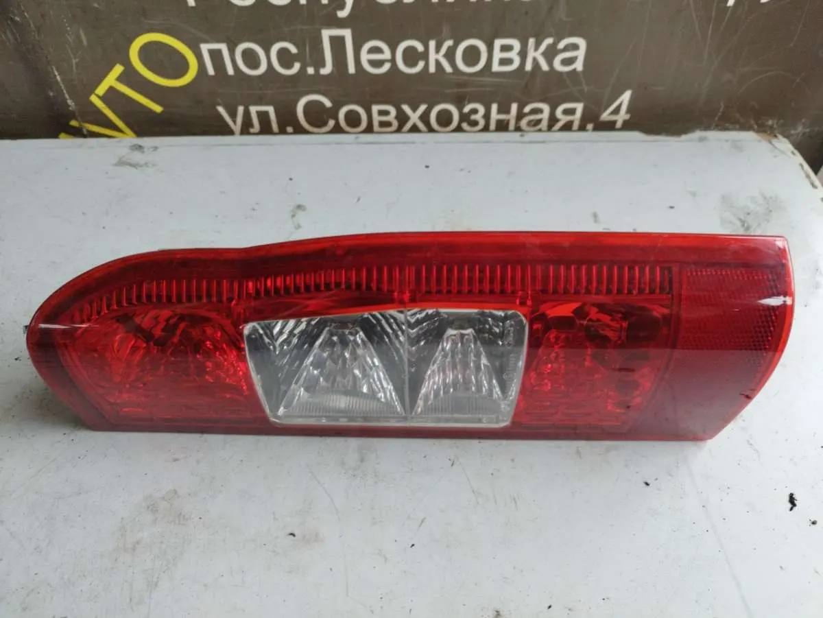 Фонарь задний правый Ford Transit