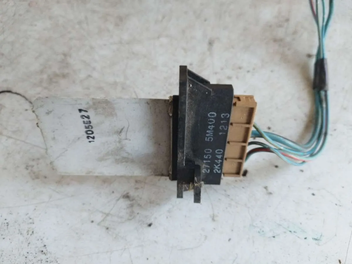 разъем на сопротивление печки Nissan Almera N16