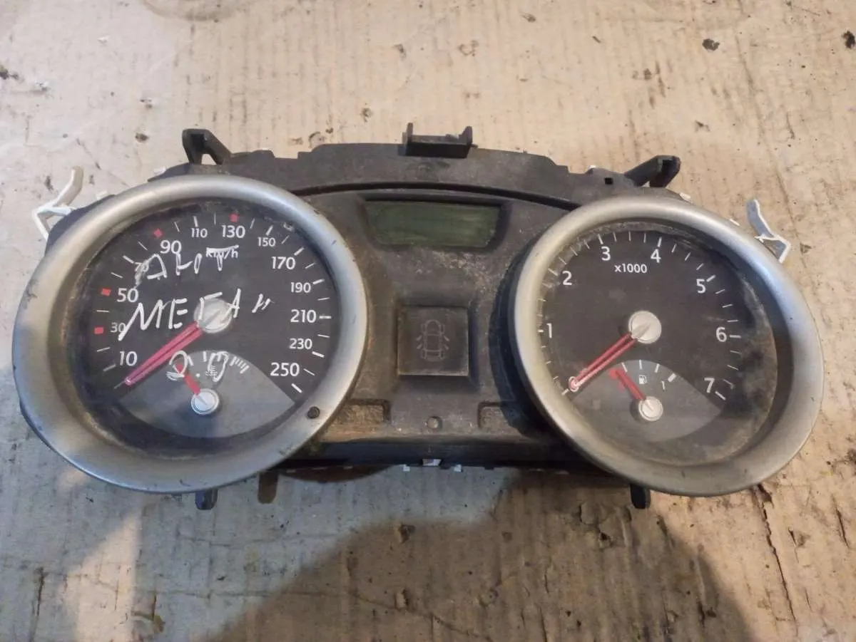 Щиток приборов (приборная панель) Renault Megane 2 поколение 8200306535