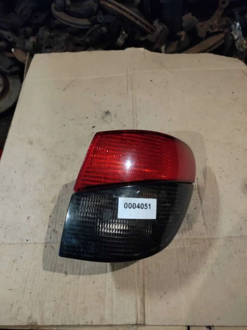 Фонарь задний правый Peugeot 406 1 поколение