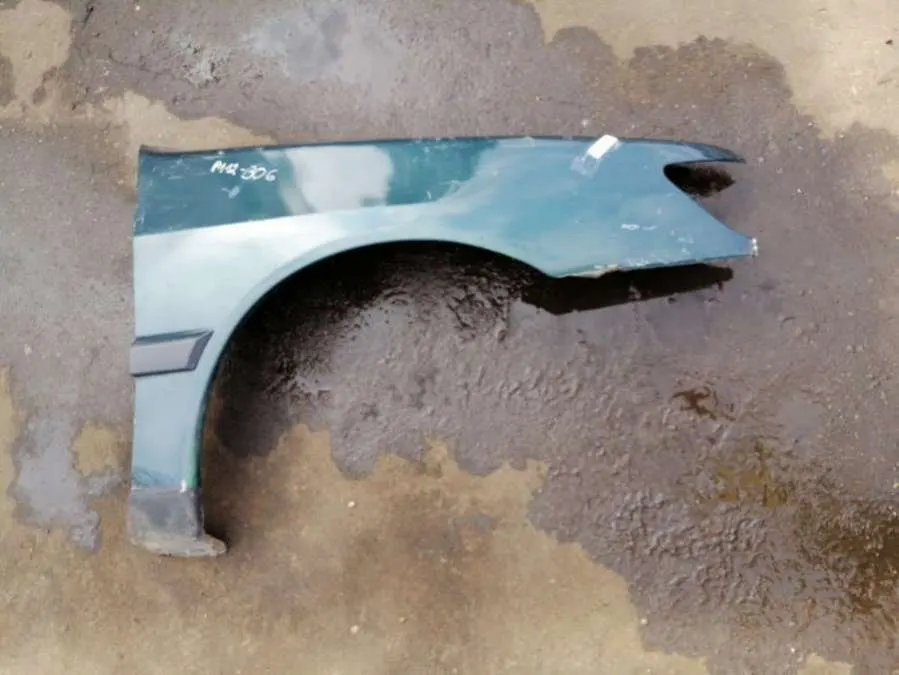 Крыло переднее правое Peugeot 306 1 поколение