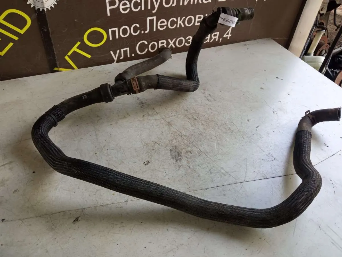 фланец (тройник) системы охлаждения Renault Scenic 3 поколение