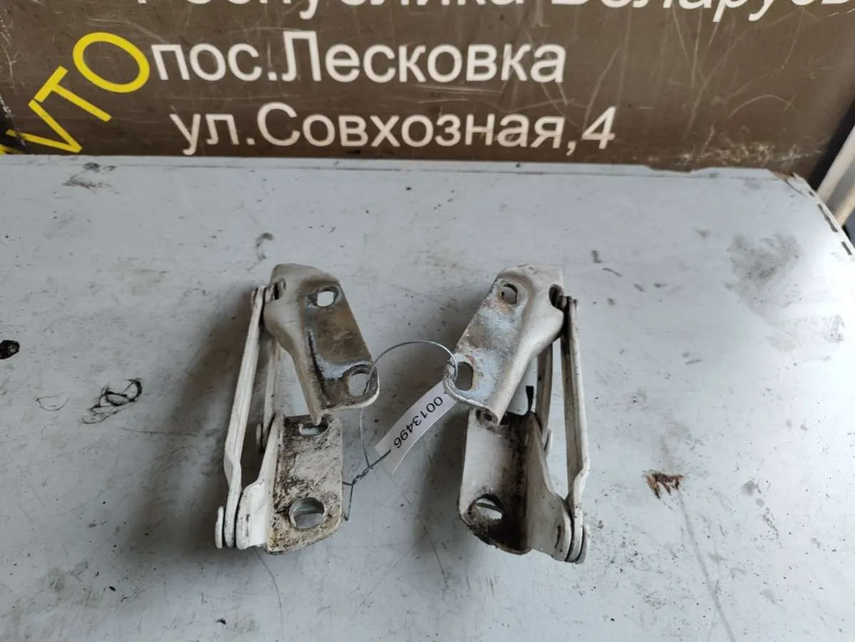 Петля капота левая Volkswagen Crafter