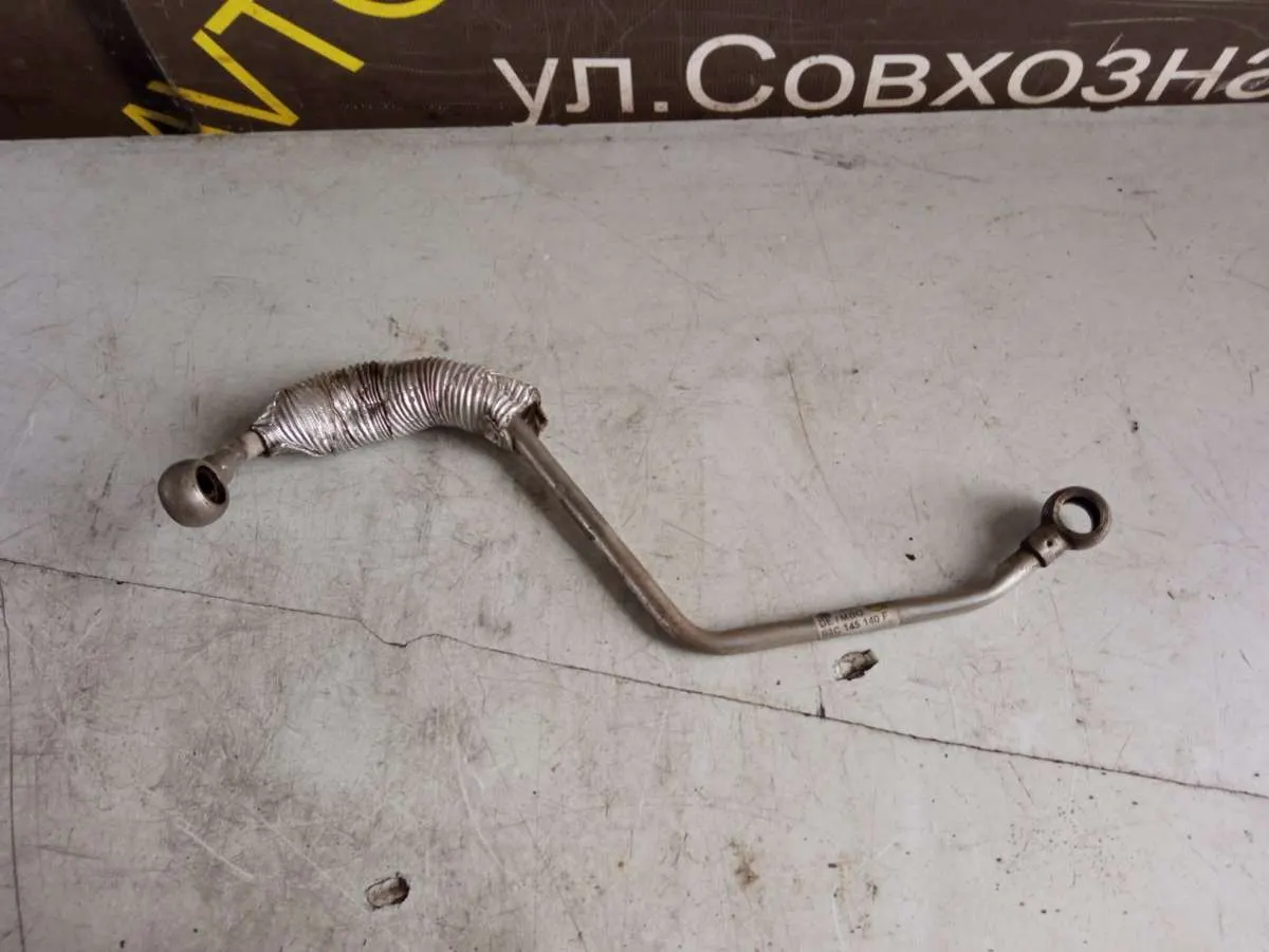 масляная трубка турбины (подача) Volkswagen Touran 1 поколение 03C145140F