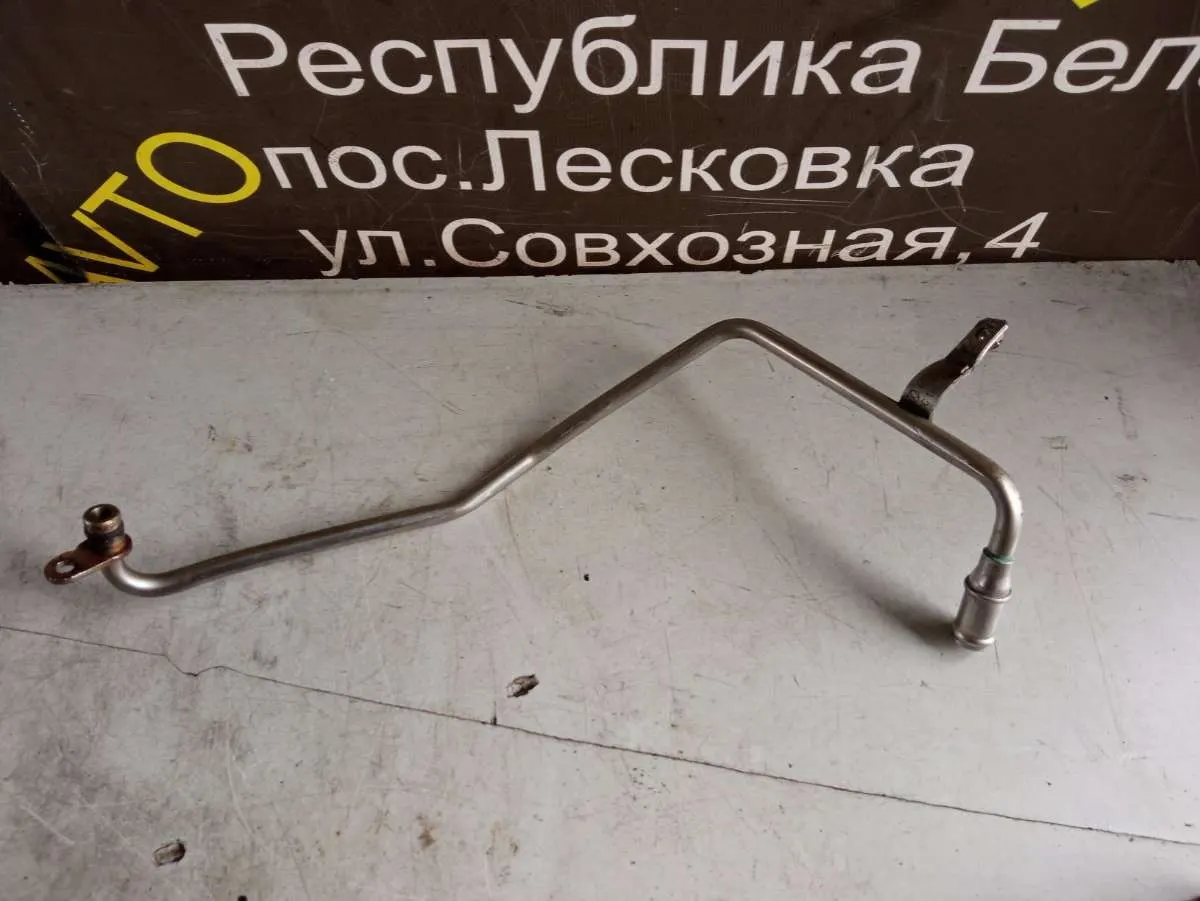 масляная трубка турбины (подача) Volkswagen Touran 1 поколение 03C121497A