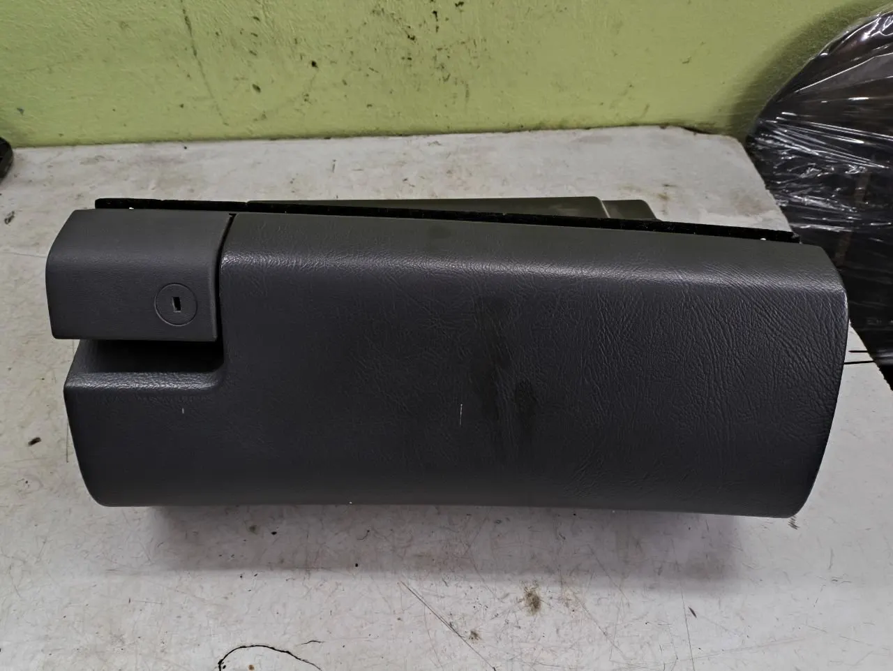 бардачок Mercedes-Benz E-klasse AMG W210 A2106890091