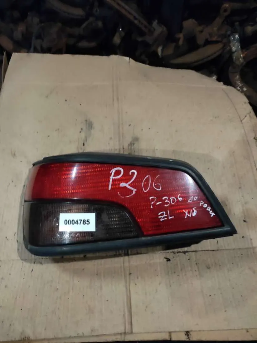 Фонарь задний левый Peugeot 306 1 поколение