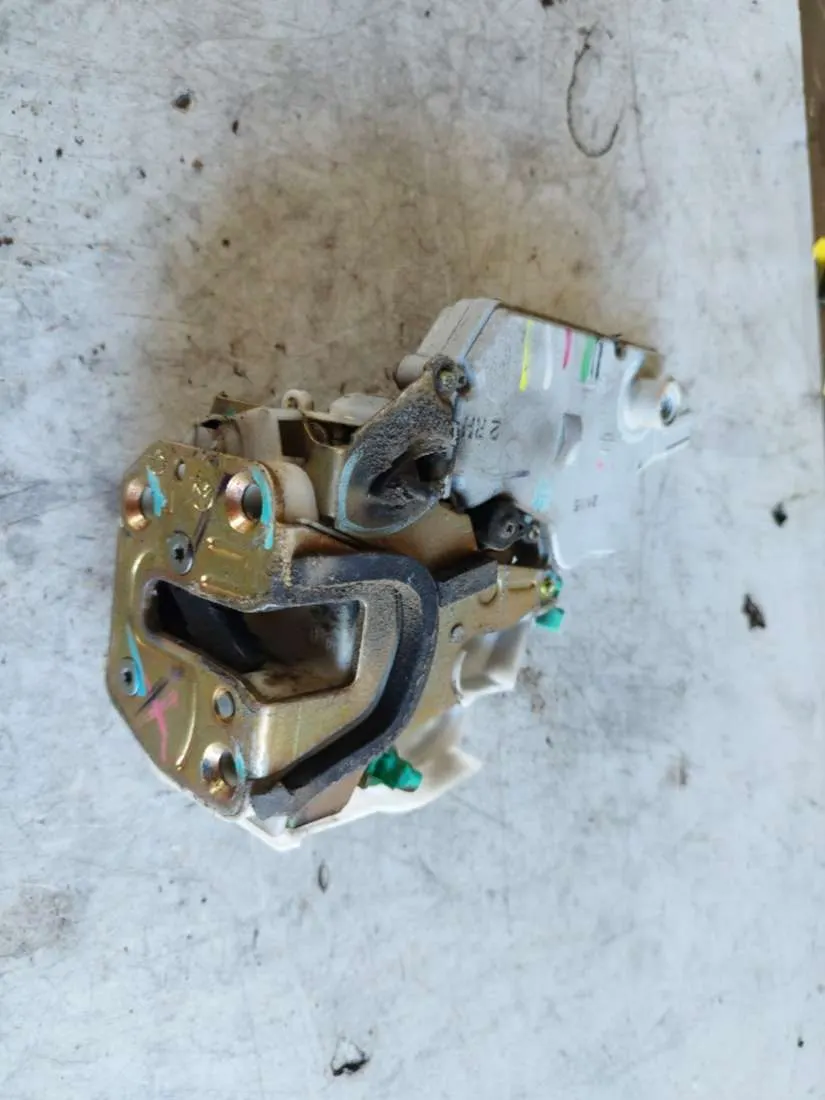 Замок двери задней правой Nissan Primera 2 поколение