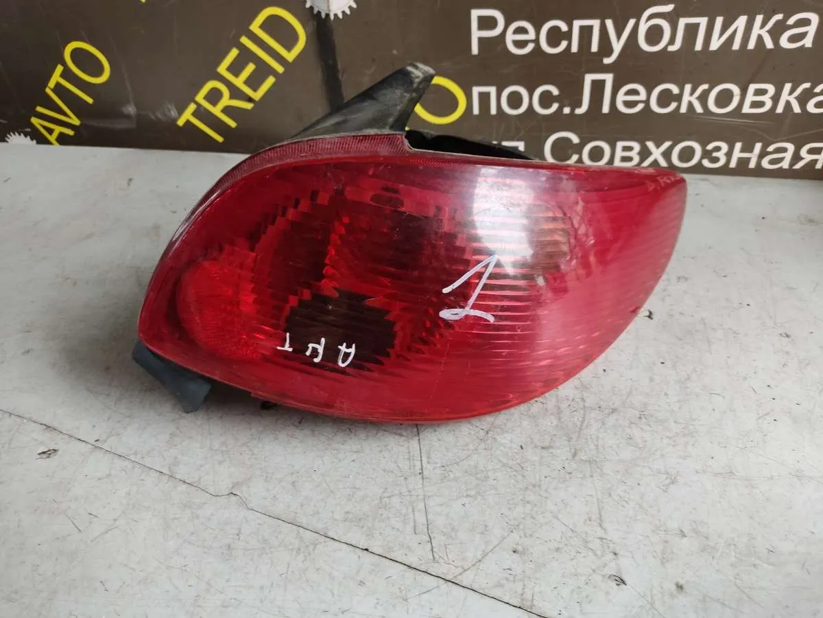 Фонарь задний правый Peugeot 206 1 поколение