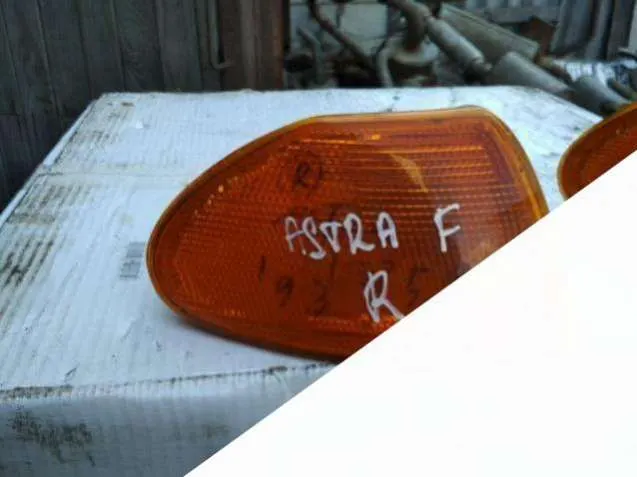 Поворотник правый Opel Astra F