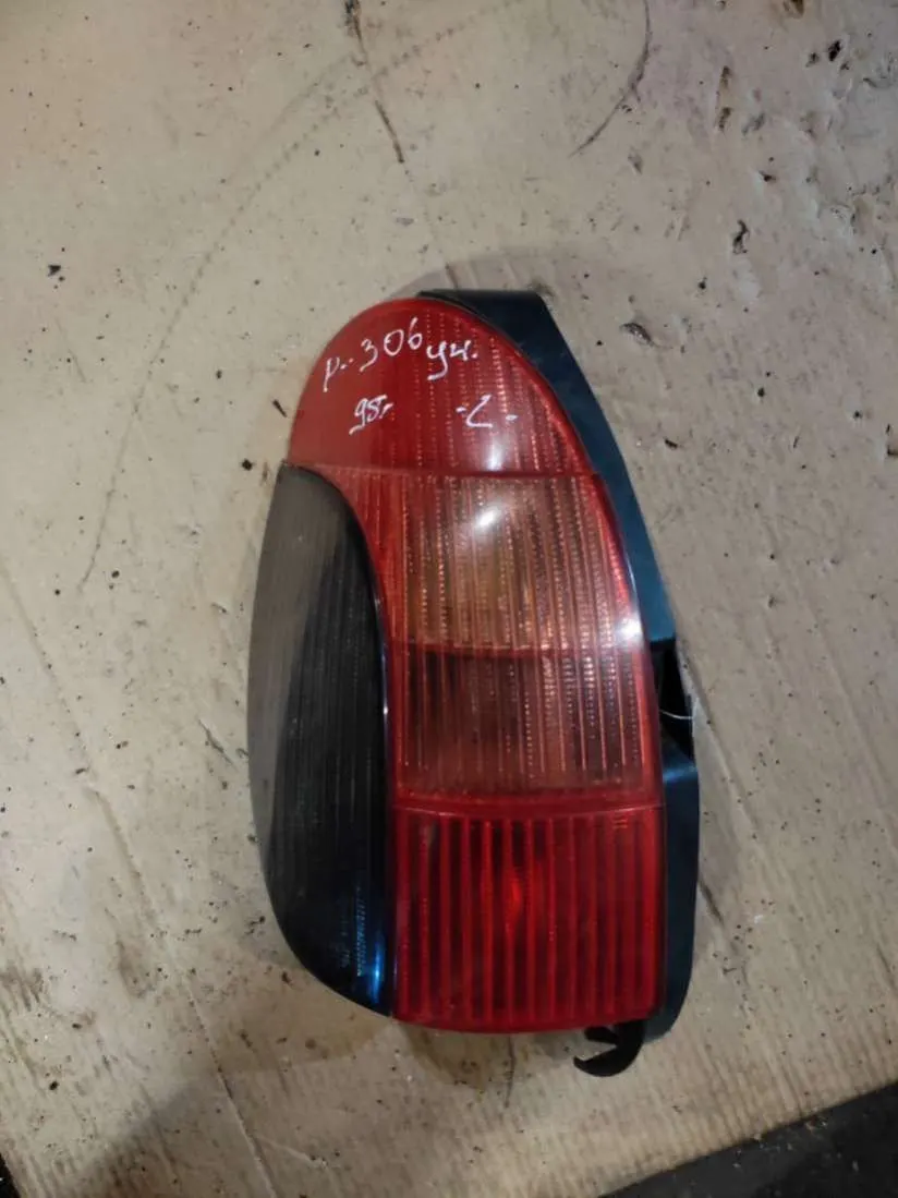 Фонарь задний левый Peugeot 306 1 поколение [рестайлинг]