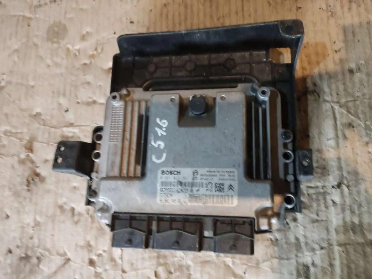 блок управления двигателем Citroen C5 1 поколение 0281011561