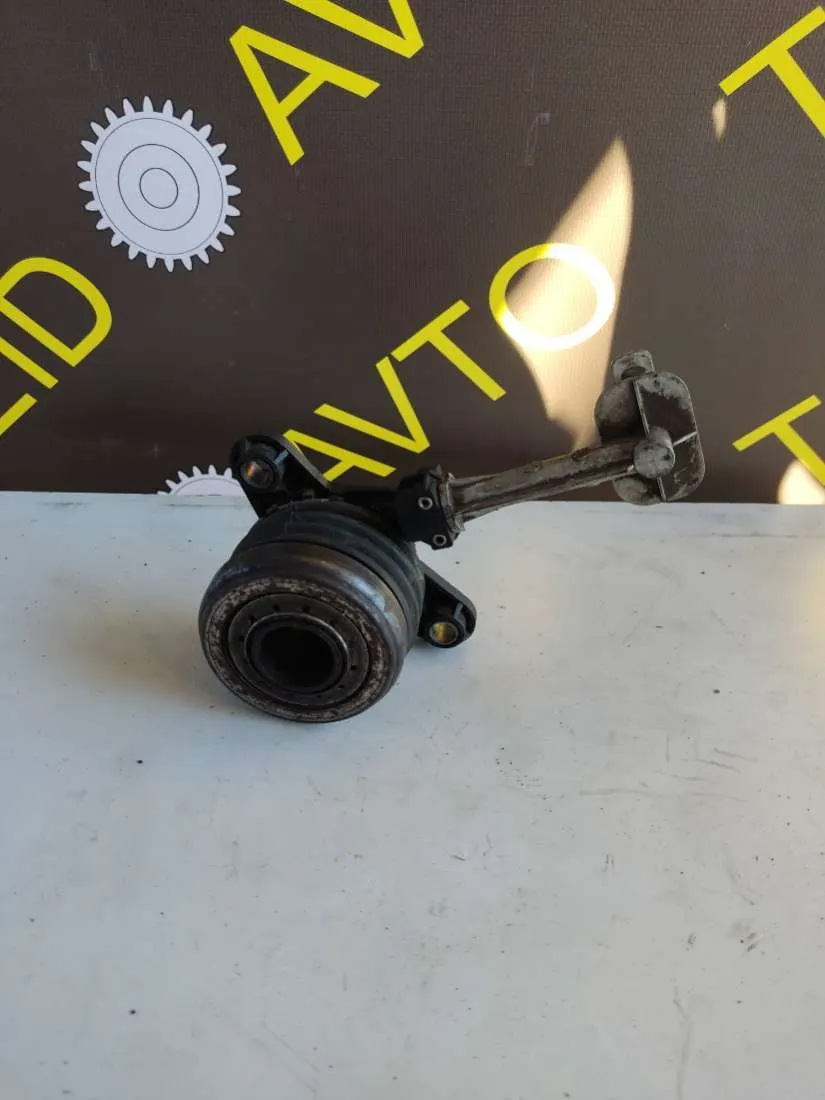 Выжимной подшипник Renault Scenic 2 поколение 8200046102