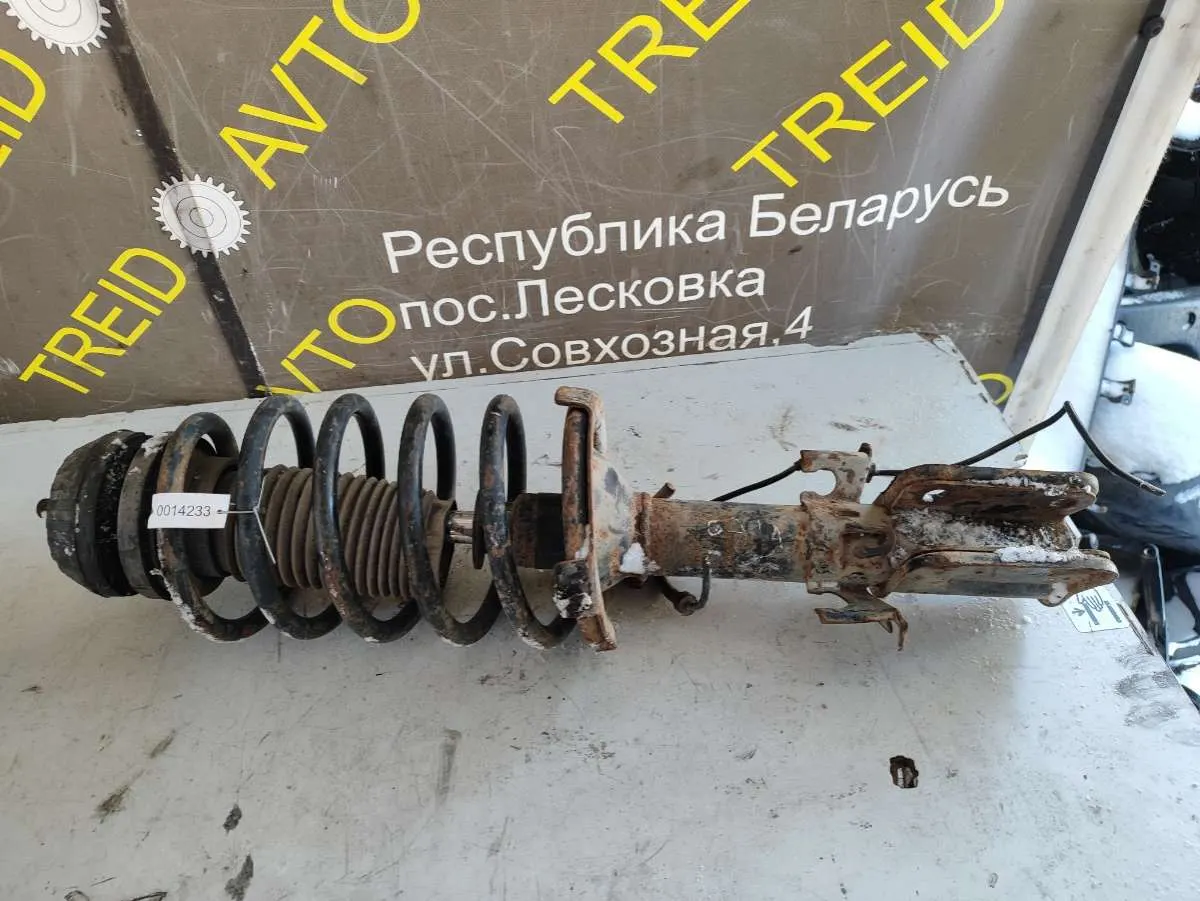 Стойка амортизатора переднего правого Mercedes-Benz Vito W638