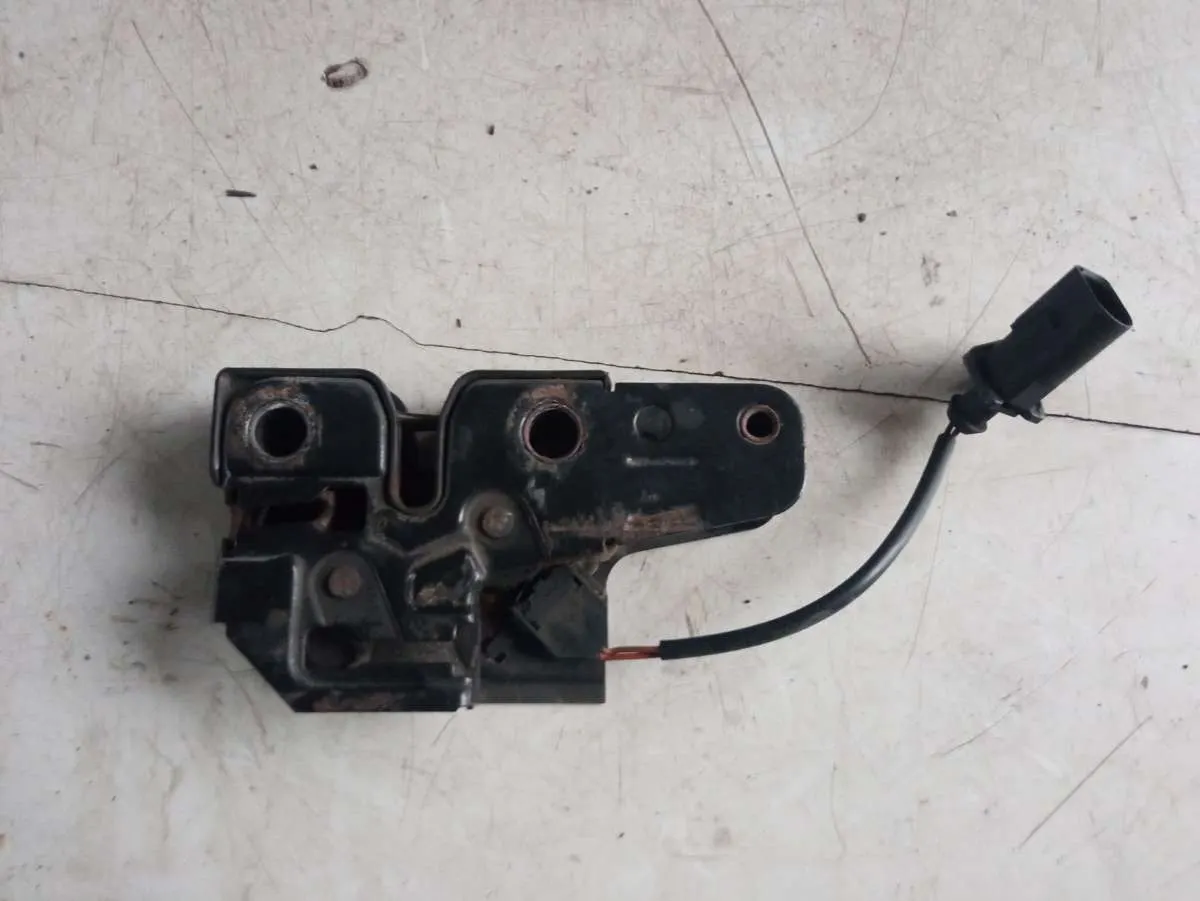 замок капота Volkswagen Polo 4 поколение