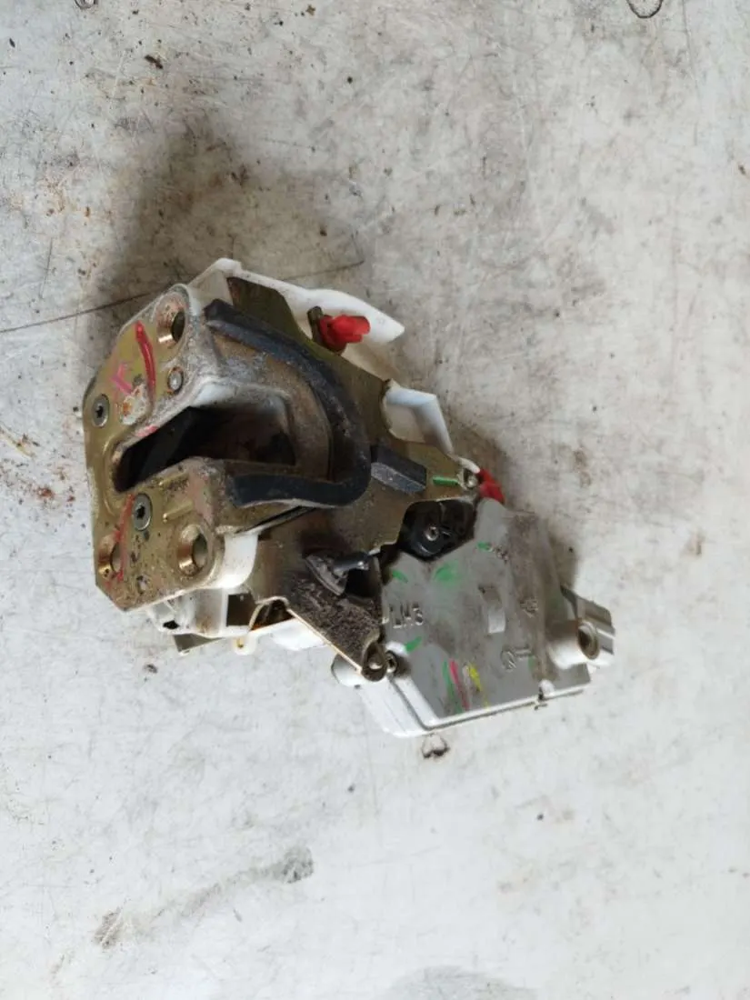 Замок двери задней левой Nissan Primera 2 поколение