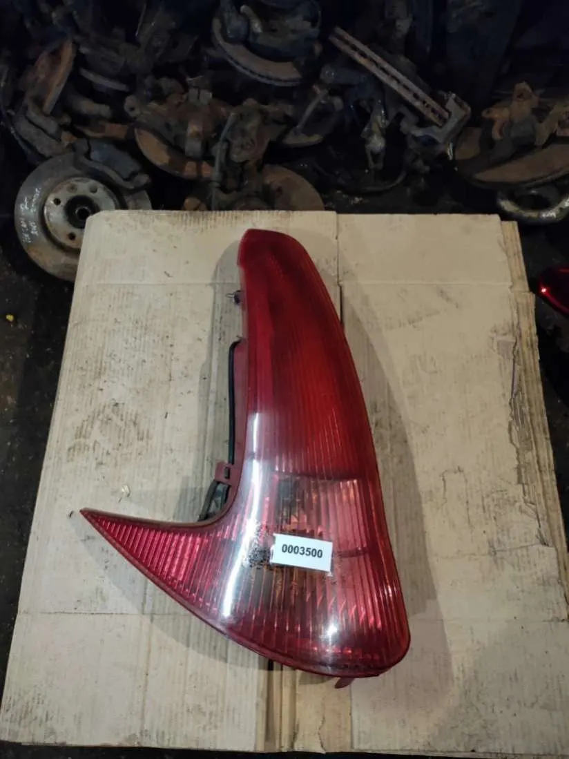 Фонарь задний левый Peugeot 206 1 поколение