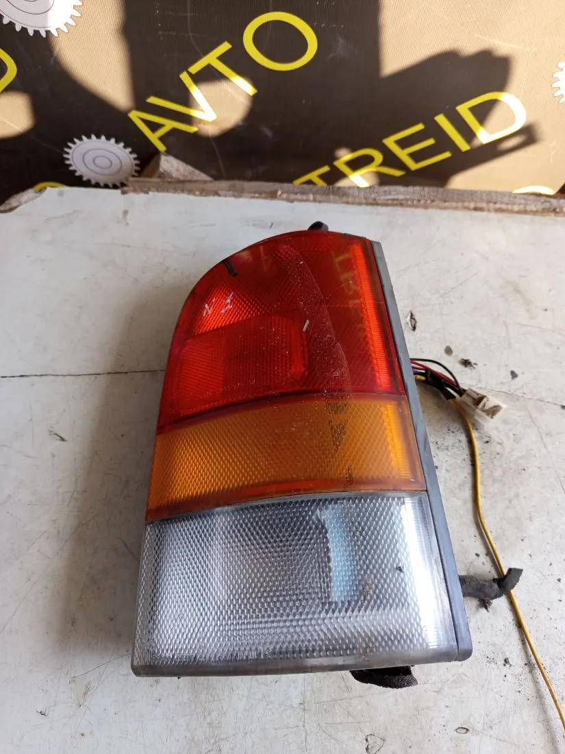 Фонарь задний правый Nissan Sunny Y10