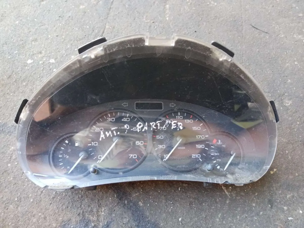 Щиток приборов (приборная панель) Peugeot Partner 1 поколение 9662745180