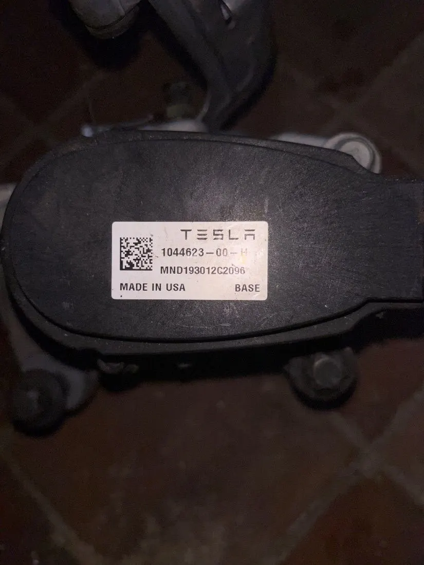 Суппорт тормозной задний левый Tesla Model 3 1 поколение