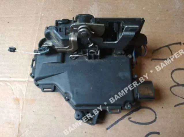 Замок двери передней левой Volkswagen Passat (North America) B5