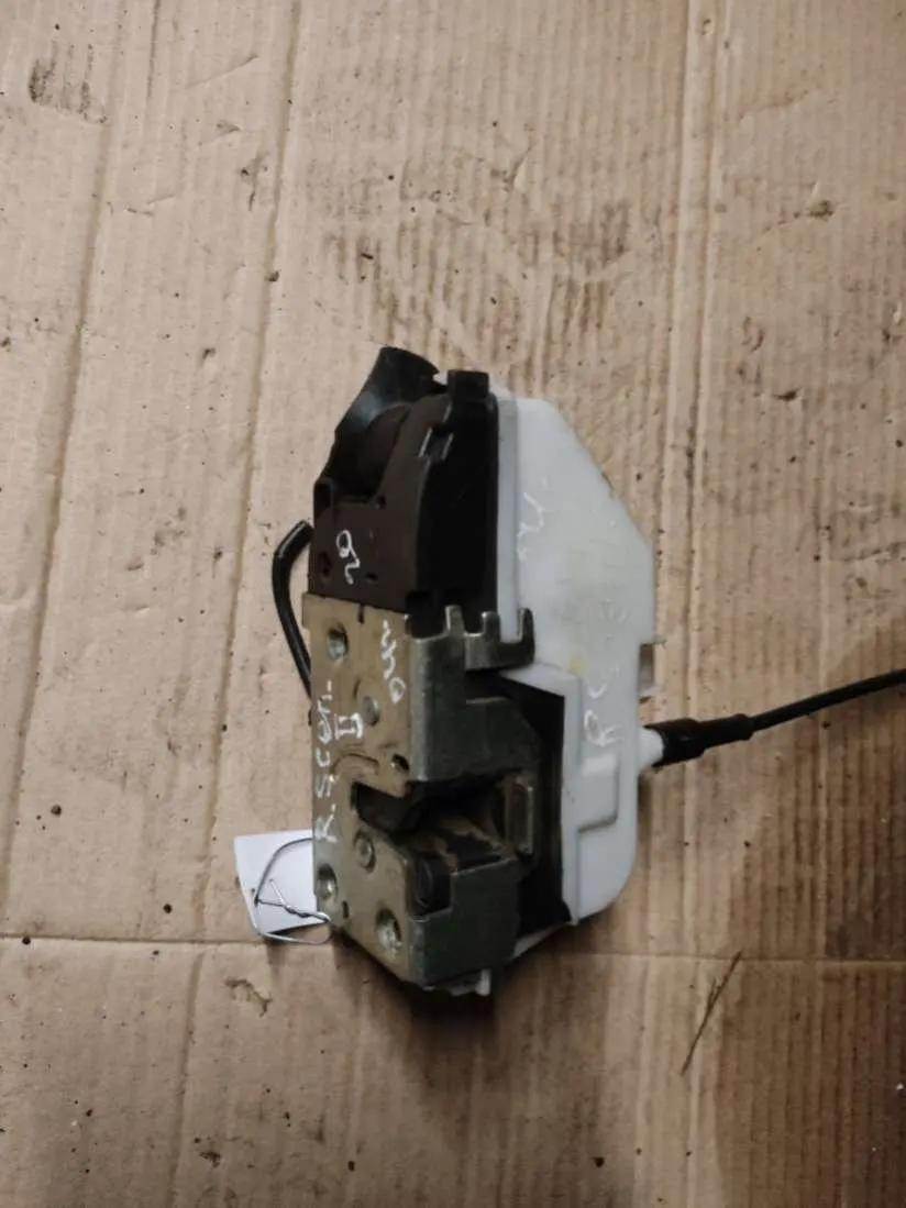 Замок двери передней левой Renault Scenic 2 поколение
