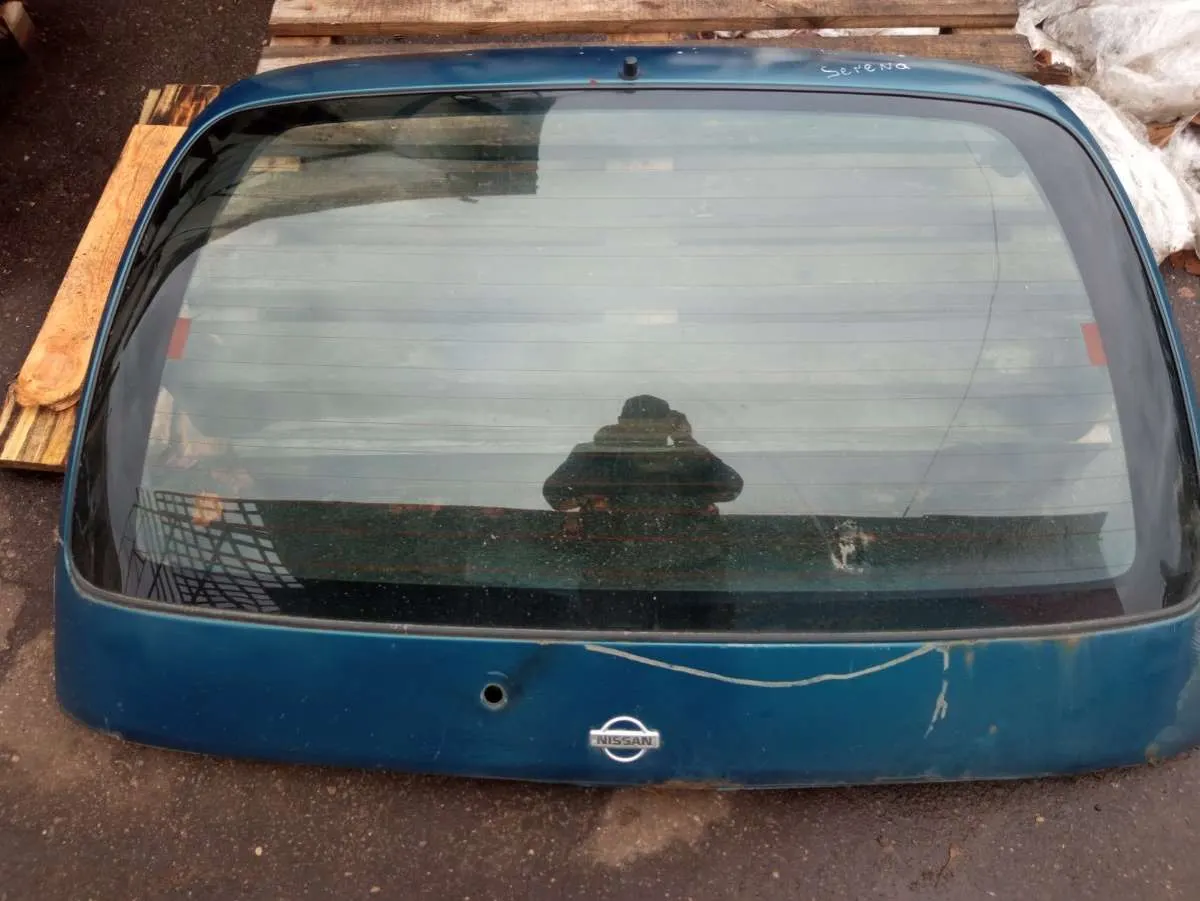 Заднее стекло Nissan Serena C23