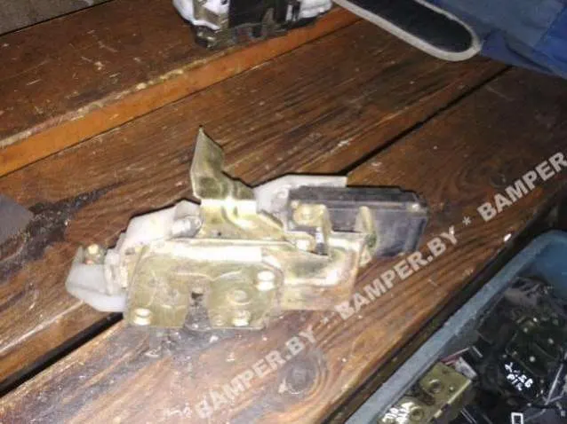 Замок двери задней правой Mazda 323 4 поколение (BG)