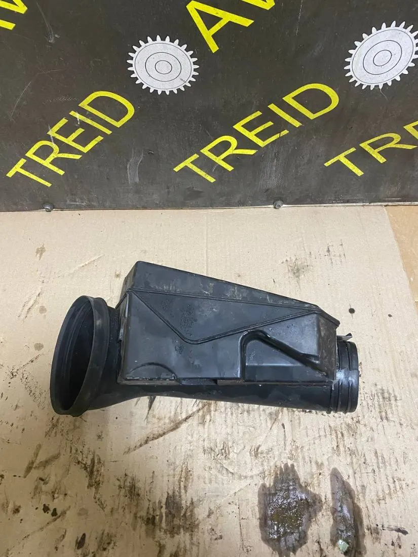 патрубок воздушного фильтра Renault Duster 1 поколение T04021A152