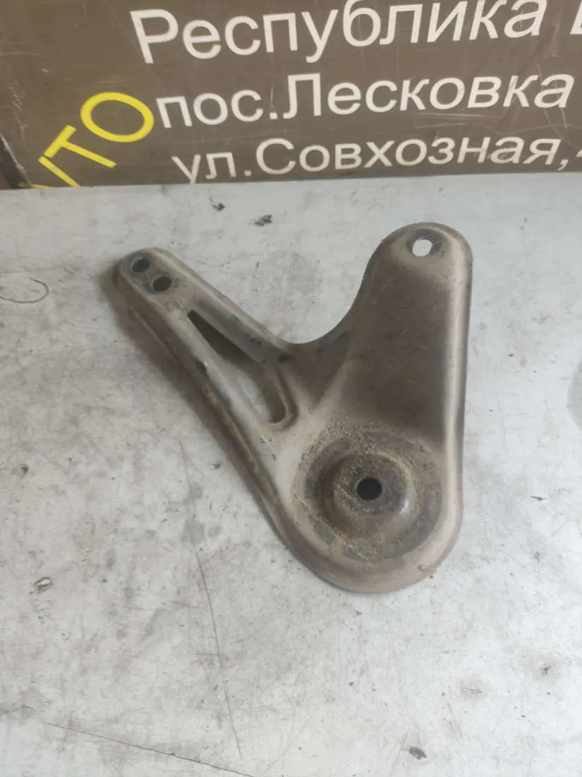 Кронштейн подрамника Toyota Sienna 3 поколение