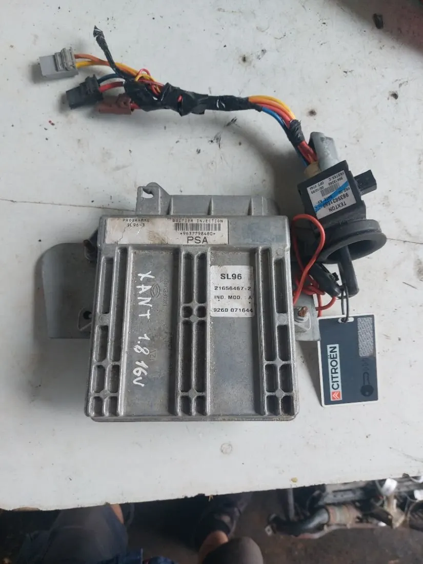 блок управления двигателем Citroen Xantia 1 поколение SL96 9637797480