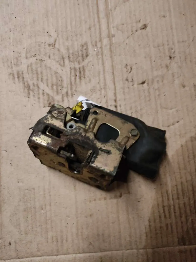 Замок двери передней левой Renault 19 1 поколение
