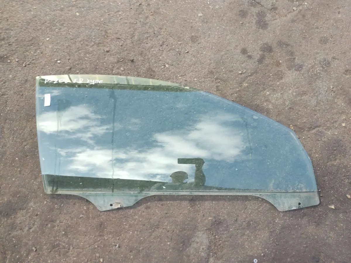 Стекло двери передней правой Peugeot 206 1 поколение