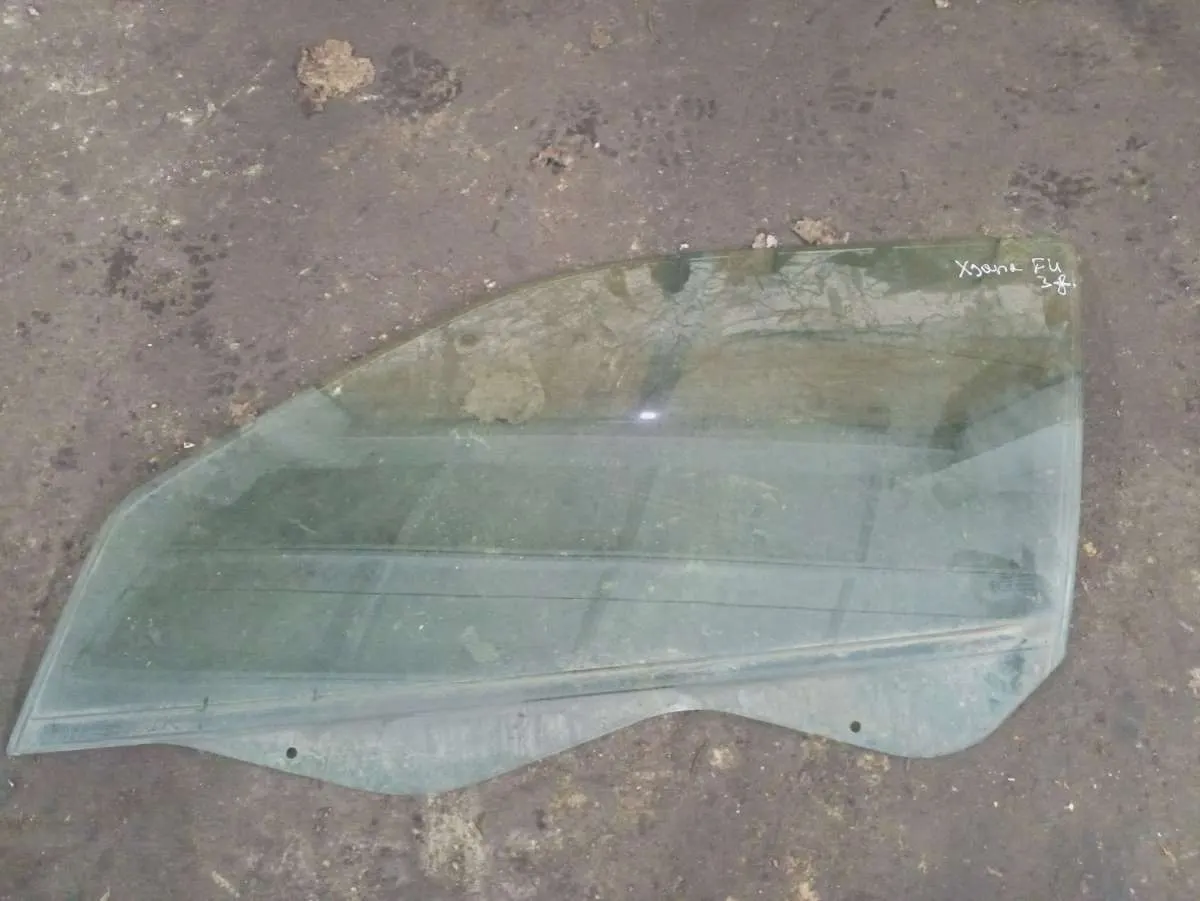 Стекло двери передней левой Citroen Xsara 1 поколение