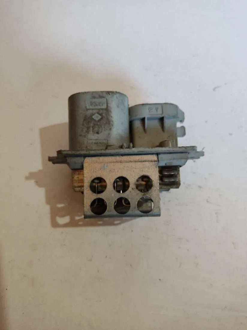 разъем на сопротивление печки Renault Scenic 1 поколение 651920n