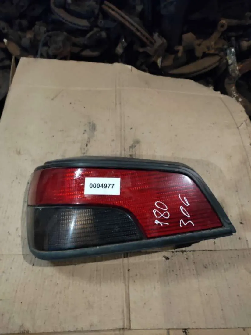 Фонарь задний левый Peugeot 306 1 поколение