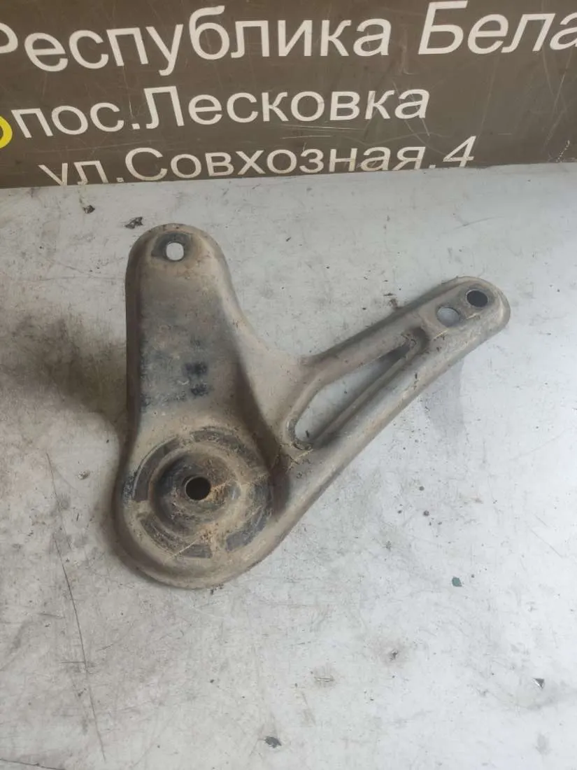 Кронштейн подрамника Toyota Sienna 3 поколение