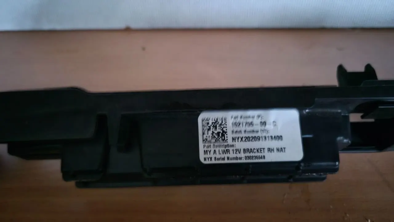 кронштейн крепления порога Tesla Model 3 1 поколение 1521705-00-C
