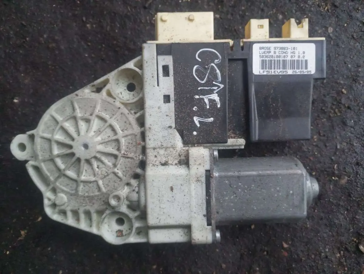 Моторчик стеклоподъемника передний левый Citroen C5 1 поколение 973883101