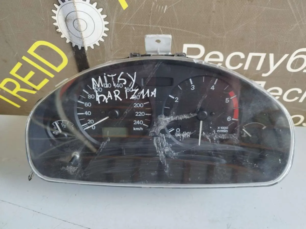 Щиток приборов (приборная панель) Mitsubishi Carisma 1 поколение