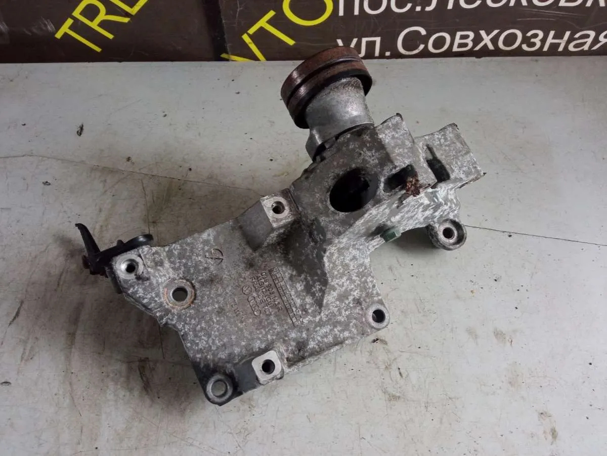 кронштейн генератора Volkswagen Golf 4 поколение 038903143R