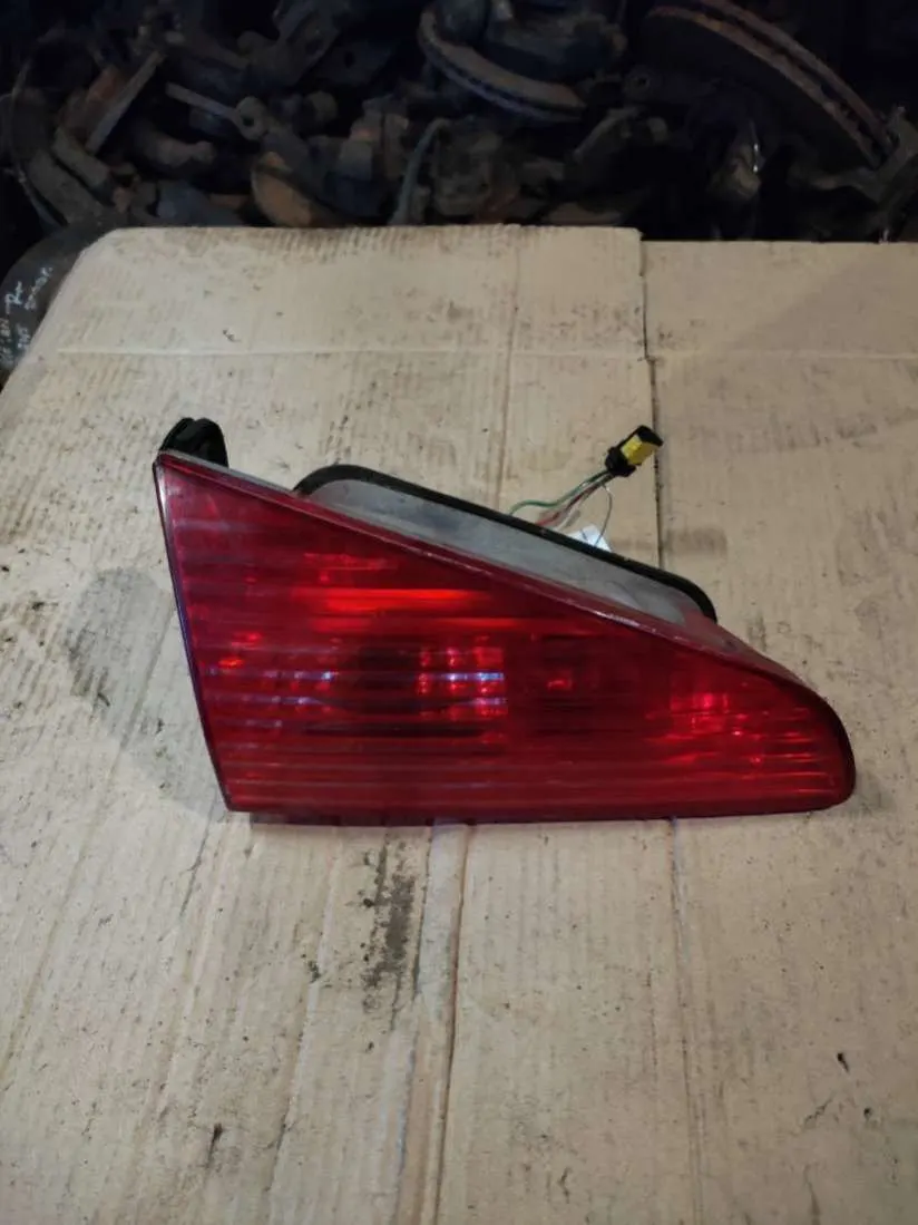 Фонарь крышки багажника левый Peugeot 607 1 поколение [рестайлинг]