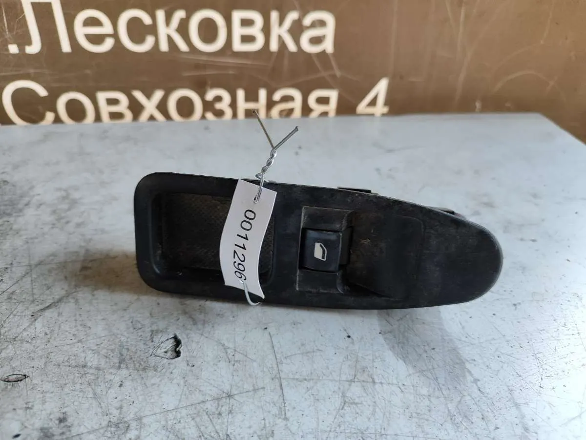 Кнопка стеклоподъемника переднего правого Citroen Jumpy 2 поколение