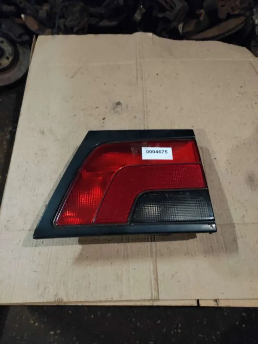 Фонарь крышки багажника правый Peugeot 806 221