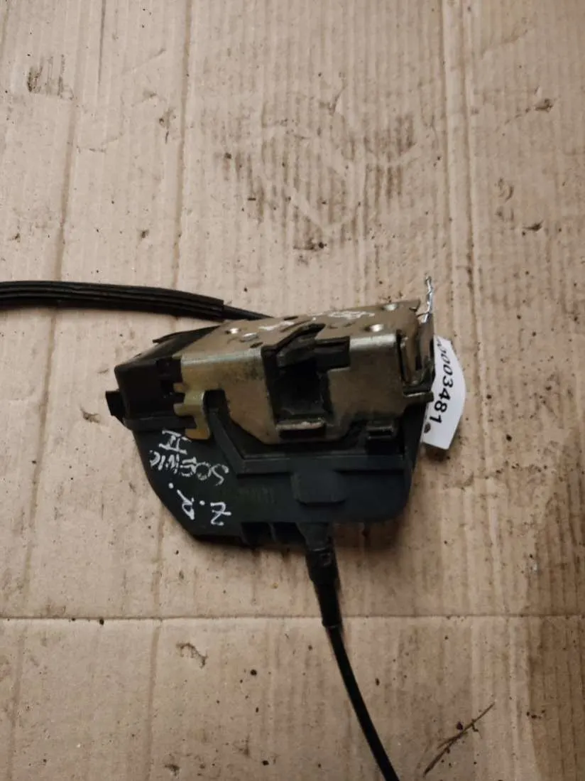 Замок двери задней правой Renault Scenic 2 поколение