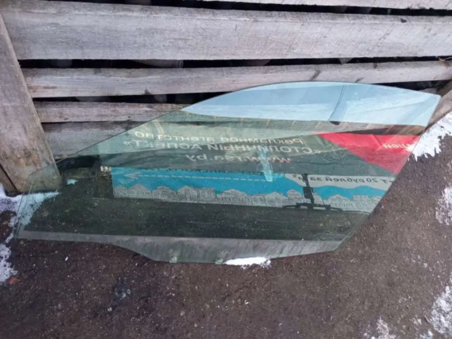 Стекло двери передней левой Mitsubishi Carisma 1 поколение