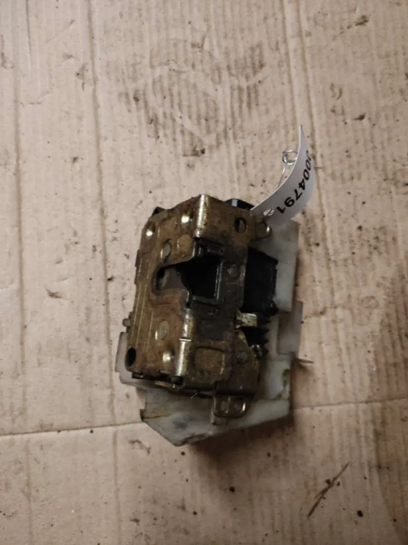 Замок двери передней правой Renault Scenic 1 поколение