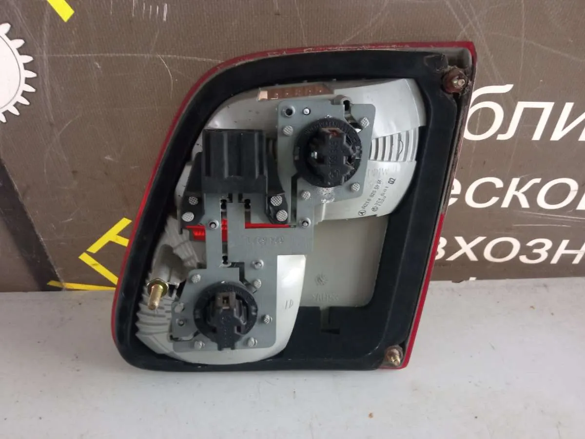 Фонарь крышки багажника левый Mercedes-Benz E-klasse AMG W210 — фото 2