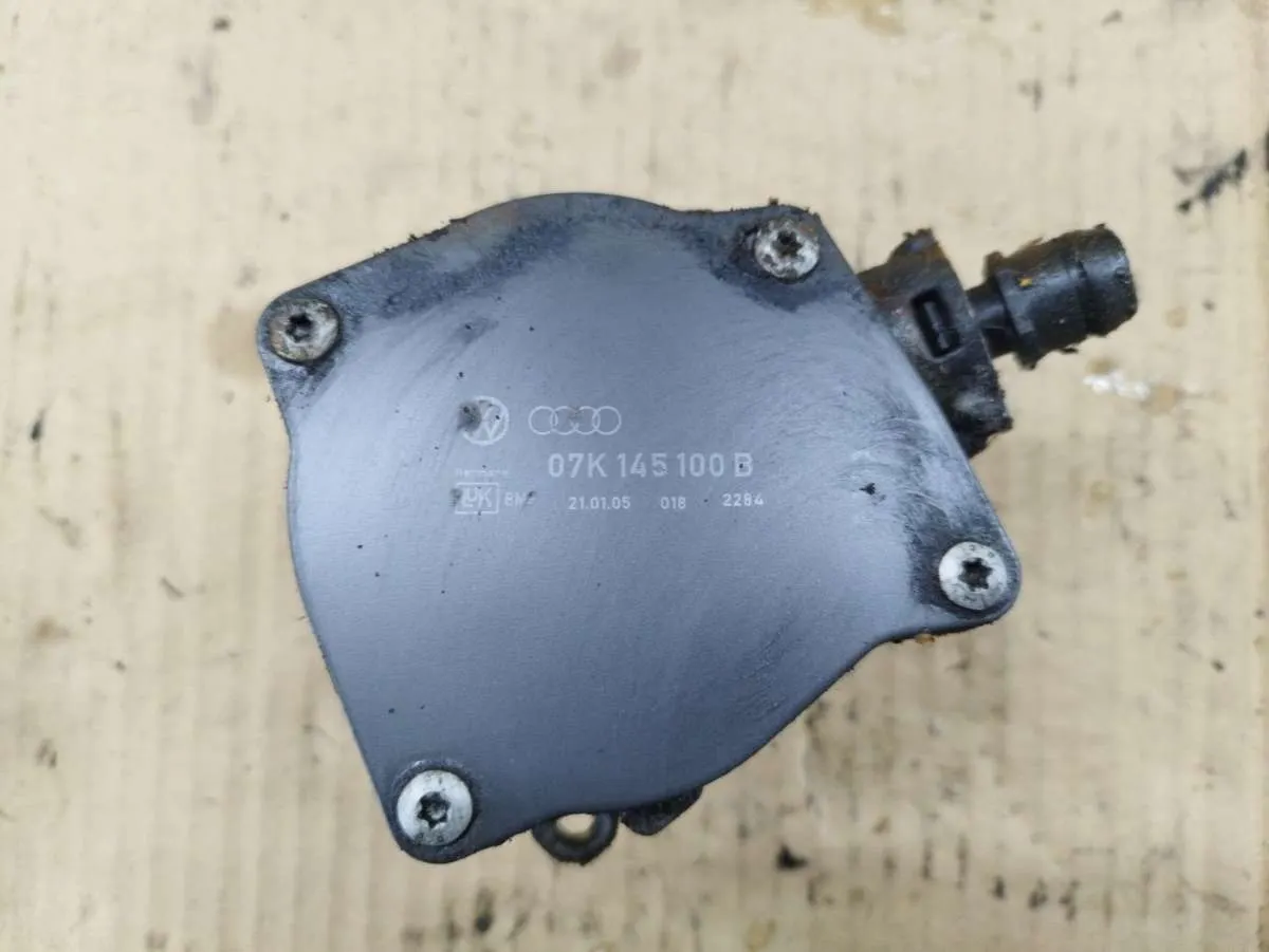 Насос вакуумный Volkswagen Jetta 5 поколение 07K145100B